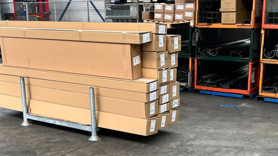 Verpakte materialen in het magazijn