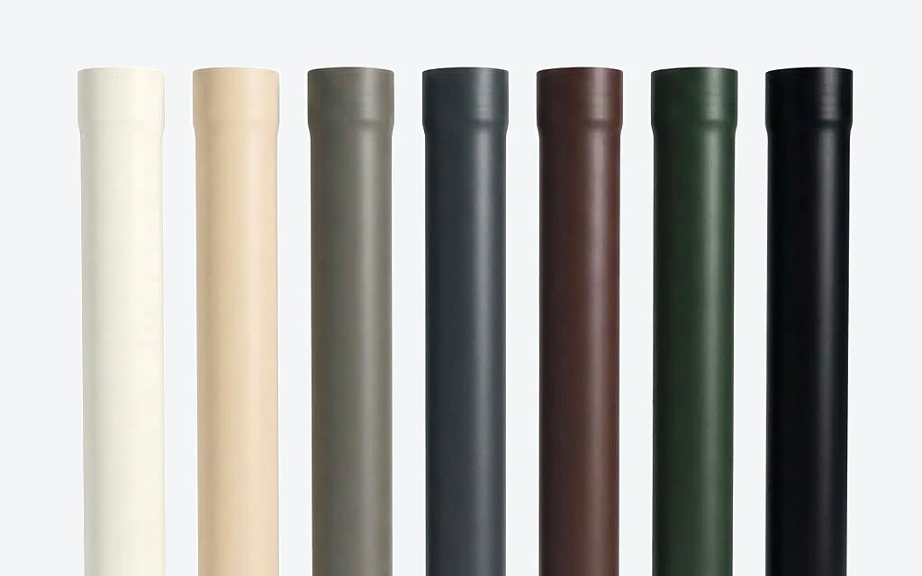 Zeven ronde aluminium regenpijpen van 80 mm naast elkaar in RAL 9010, 1015, 7039, 7016, 8017, 6009 en 9005